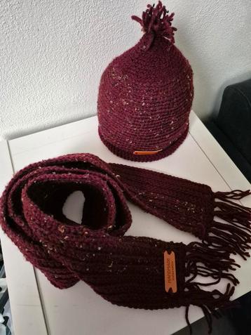Zelfgehaakte muts & sjaal Bordeaux beschikbaar voor biedingen