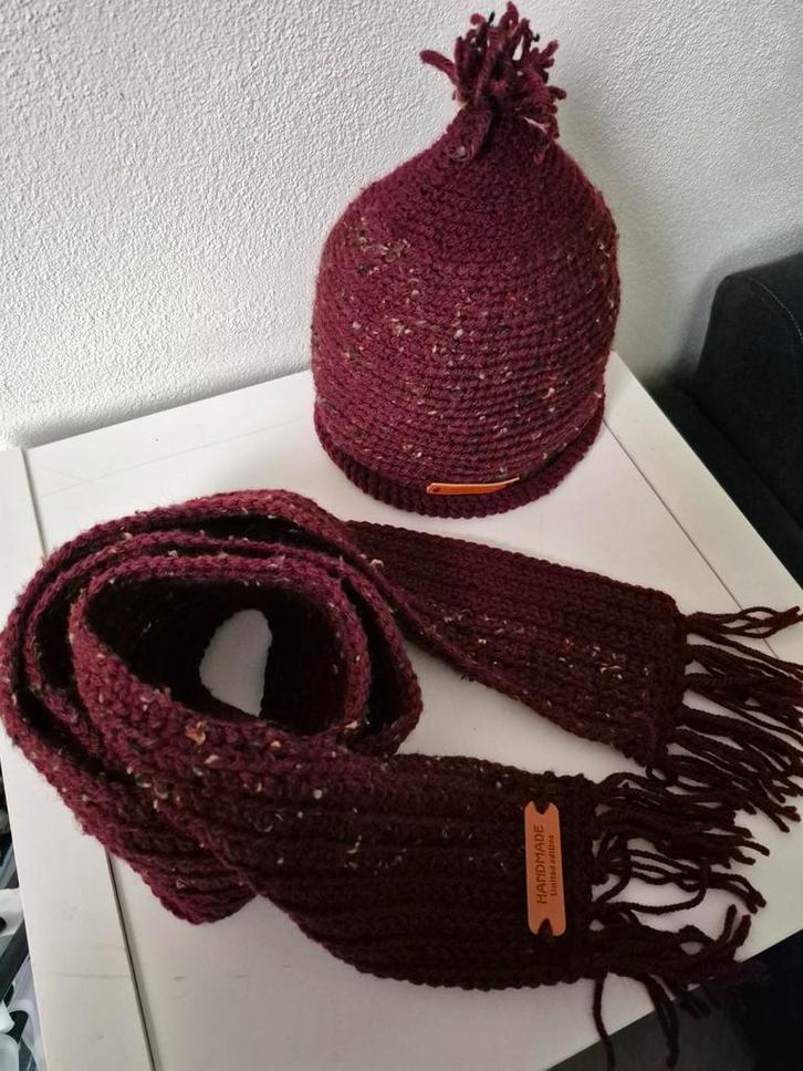 Zelfgehaakte muts & sjaal Bordeaux, Kleding | Dames, Mutsen, Sjaals en Handschoenen, Nieuw, Muts, Ophalen of Verzenden