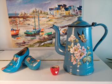 Blauwe Franse Emaille Koffiepot met Bloemen & Vlinder beschikbaar voor biedingen
