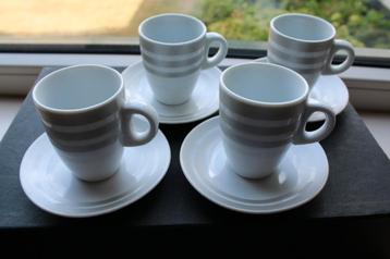 Vier espressokopjes met schoteltjes z.g.a.n. wit met grijs beschikbaar voor biedingen