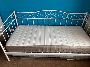 Eenpersoons wit metalen bed met matras