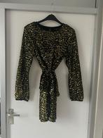 Zwarte Nikkie jurk met gouden pailletten met ceintuur, Kleding | Dames, Jurken, Maat 38/40 (M), Zwart, Ophalen of Verzenden, Zo goed als nieuw