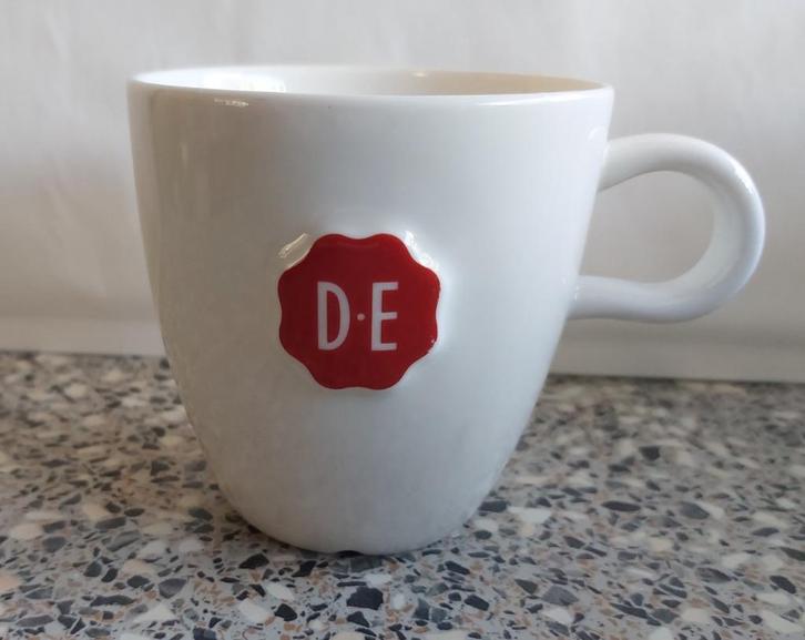 1 beker mok DE Wit Douwe Egberts met oor, Huis en Inrichting, Keuken | Servies, Zo goed als nieuw, Kop(pen) en/of Schotel(s), Overige stijlen