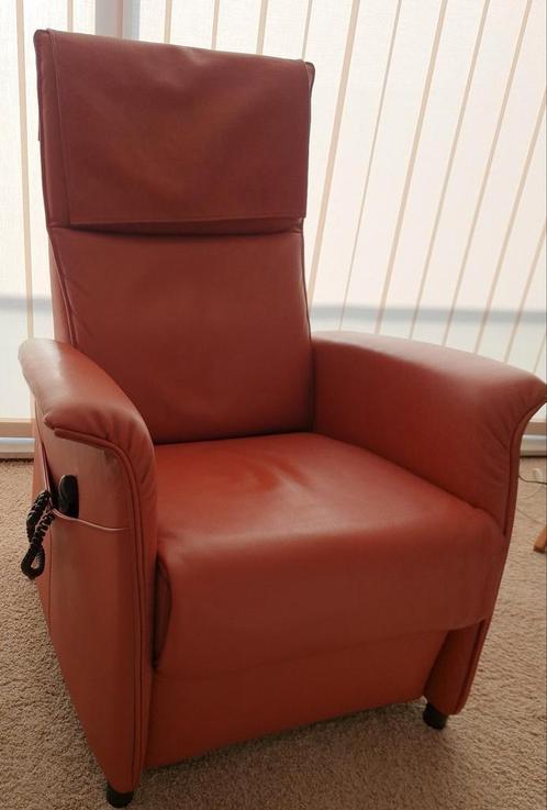Lederen Fauteuil met sta-op functie, nr 1 van 2, Huis en Inrichting, Fauteuils, Zo goed als nieuw, 50 tot 75 cm, Minder dan 75 cm