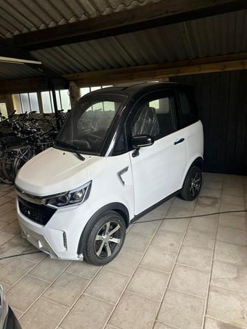 Nieuwe overdekte luxe scootmobiel rijbewijs vrij beschikbaar voor biedingen