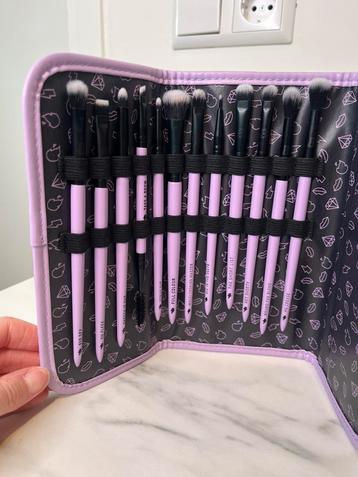 Beautybay 12 piece eye wonder Brush set beschikbaar voor biedingen