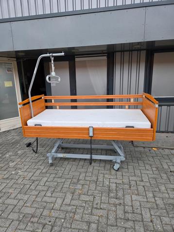 Zorgbed / verpleegbed / hoog laag bed matras 210 cm. beschikbaar voor biedingen