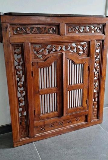 Oosters Houten Raam met Luiken beschikbaar voor biedingen