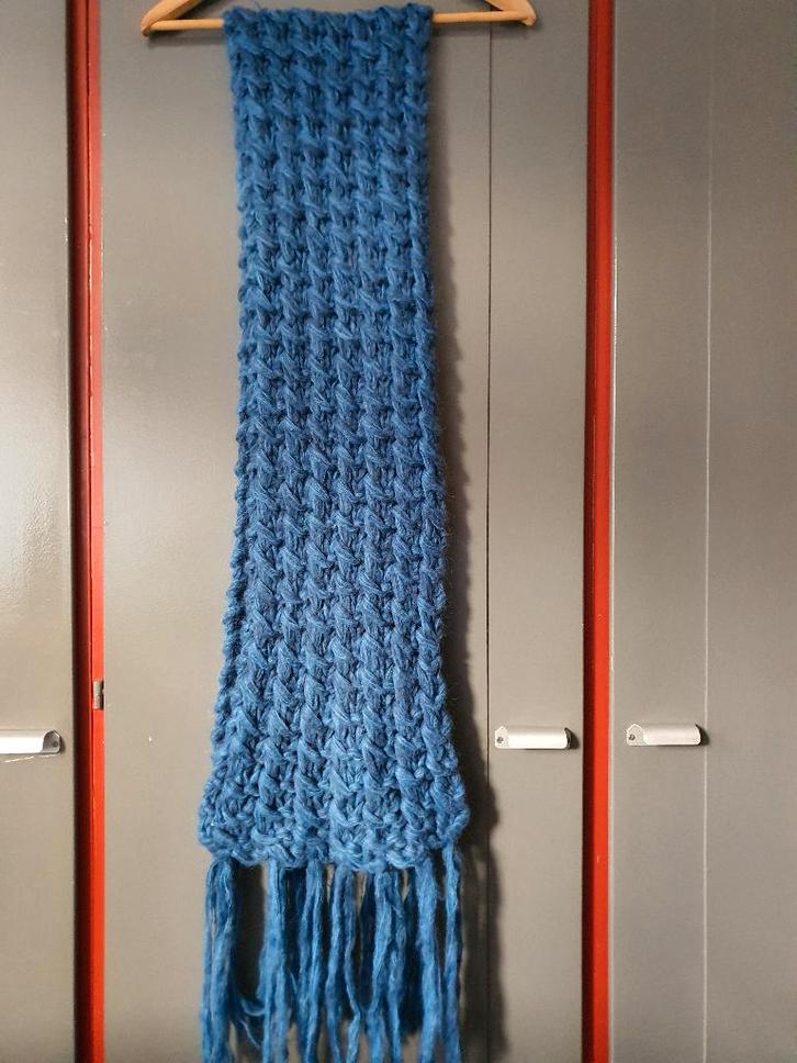 Handgemaakte chunky blauwe sjaal – Bellamy – Made in Italy, Kleding | Dames, Mutsen, Sjaals en Handschoenen, Zo goed als nieuw