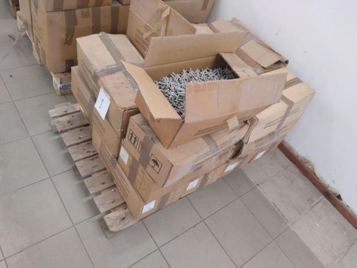 Slagpluggen div. maten. 19 dozen op pallet., Doe-het-zelf en Verbouw, Metalen, Zo goed als nieuw, Overige metalen, Ophalen