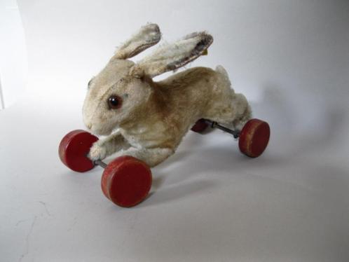 Antieke haas/konijntje op wielen van Steiff met knopje., Antiek en Kunst, Antiek | Speelgoed, Ophalen of Verzenden