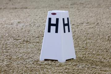 Dressuurletters, letterkegels z-ring. Letterbordje beschikbaar voor biedingen
