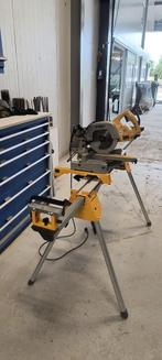 DeWalt afkortzaag met tafel, Doe-het-zelf en Verbouw, Gereedschap | Zaagmachines, Ophalen, Zo goed als nieuw, Afkortzaag, 30 tot 70 mm