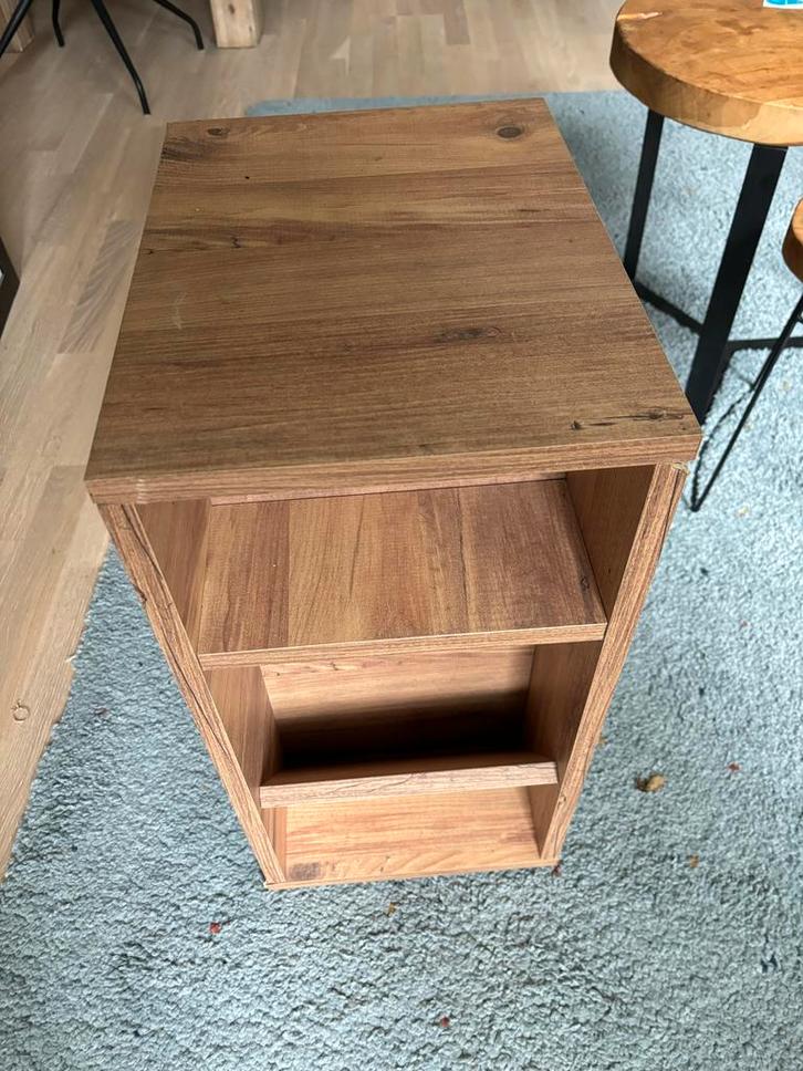 Krantentafeltje / Bijzettafeltje met planken, Huis en Inrichting, Kasten | Boekenkasten, Gebruikt, Minder dan 50 cm, Minder dan 100 cm