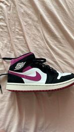 Jordan velvet black and purple, Jordan, Ophalen of Verzenden, Zo goed als nieuw, Sneakers of Gympen