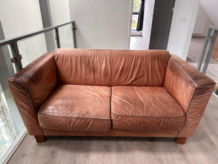 Leren 2-zits bank - Compact formaat, Huis en Inrichting, Banken | Bankstellen, Gebruikt, Rechte bank, Tweepersoons, Minder dan 150 cm