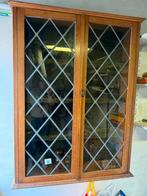 Oude hangkast met glas-in-lood, Ophalen