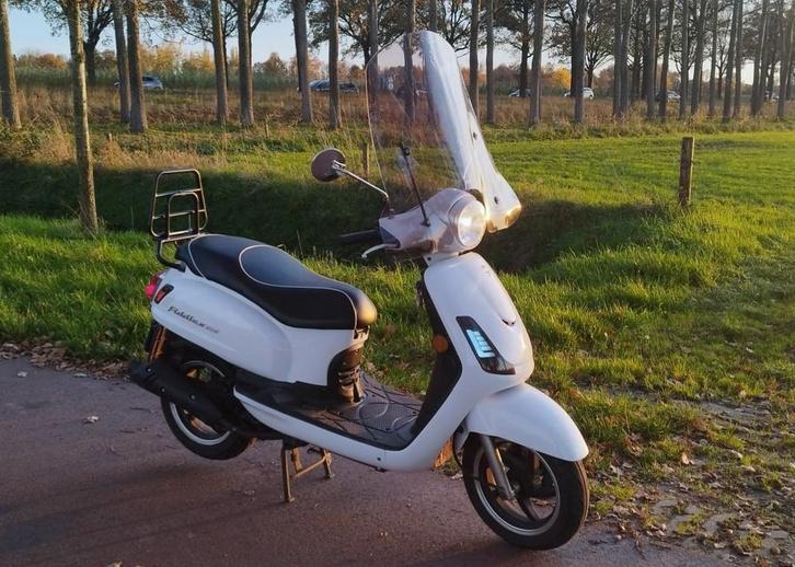 Nette witte Sym Fiddle 2 2018 snor 9500km getint windscherm, Fietsen en Brommers, Scooters | SYM, Zo goed als nieuw, Fiddle, Benzine