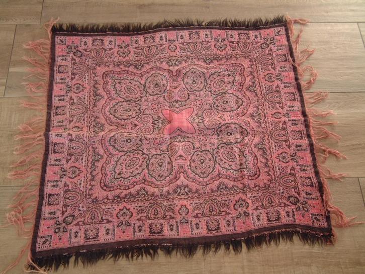 antieke worteldoek ca 80 bij 77 cm zonder franje gemeten., Antiek en Kunst, Antiek | Kleden en Textiel, Ophalen of Verzenden