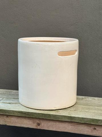 Grote witte bloempot met handige handgrepen beschikbaar voor biedingen
