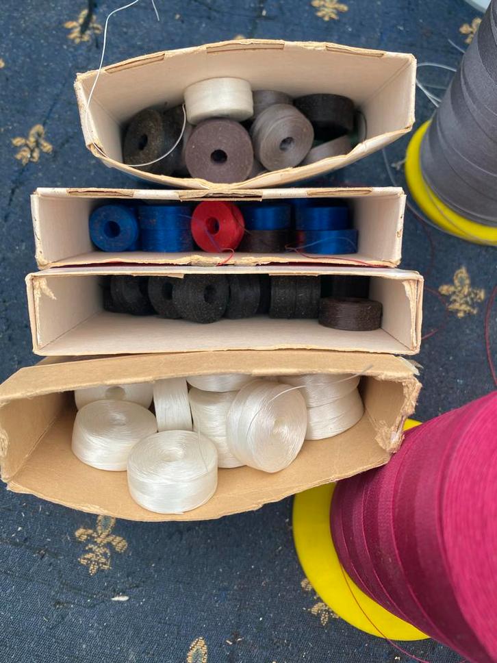 Gekleurd Nylon Garen - 15 Spoelen + Restanten, Hobby en Vrije tijd, Naaien en Fournituren, Nieuw, Overige typen, Ophalen