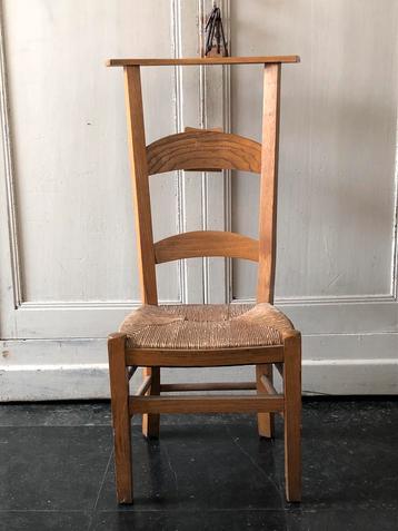 Lief oud brocante bidstoeltje met biezen zitting.  beschikbaar voor biedingen