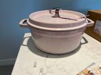 Staub Sorbet Roze 24cm Nieuw met 2 Foutjes, Huis en Inrichting, Keuken | Potten en Pannen, Kookpan of Snelkookpan, Gietijzer, Nieuw