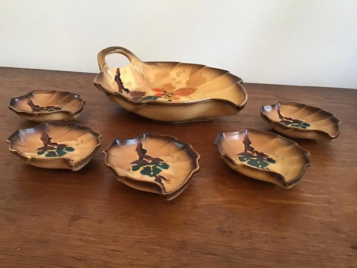 Petitfour pindaschaaltjes plateel Art Deco antiek blad model, Antiek en Kunst, Antiek | Keramiek en Aardewerk, Ophalen of Verzenden