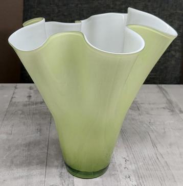 Tulpenvaas, vouwvaas, waaiervaas, zakdoekvaas. beschikbaar voor biedingen
