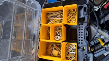 Stanley box met verschillende maten plugjes beschikbaar voor biedingen