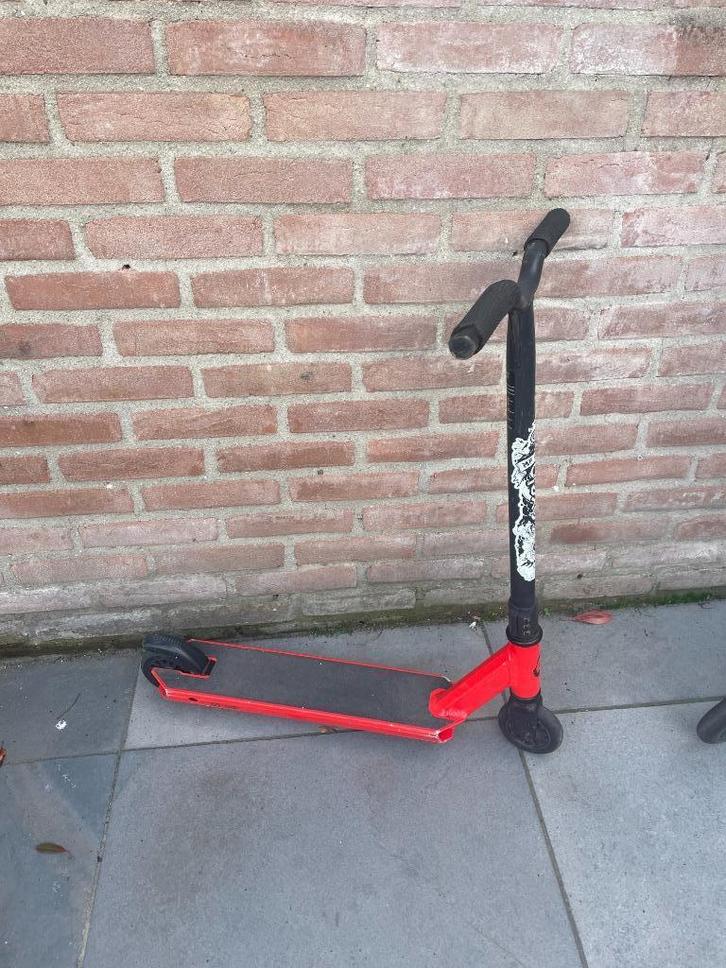 Goed uitziende rood/zwarte stuntstep en  spacescooter!, Fietsen en Brommers, Steps, Gebruikt, Gewone step, Ophalen