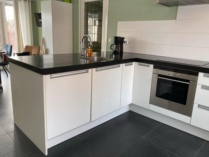 Bruynzeel keuken met Siemens apparatuur en granieten blad, Huis en Inrichting, Keuken | Complete keukens, Gebruikt, Hoekkeuken