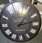 Riverdale Wandklok 63cm - Vintage Grand Café Design, Ophalen of Verzenden, Gebruikt, Analoog, Wandklok