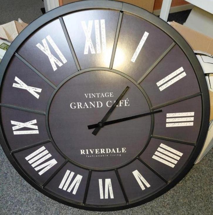 Riverdale Wandklok 63cm - Vintage Grand Café Design, Huis en Inrichting, Woonaccessoires | Klokken, Gebruikt, Wandklok, Analoog