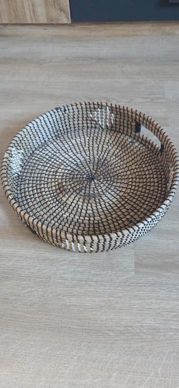 Leuke houten mand voor op tafel beschikbaar voor biedingen