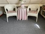 Twee wit te rotan stolelen met kussens + tafeltje, Huis en Inrichting, Stoelen, Ophalen, Twee, Wit, Riet of Rotan
