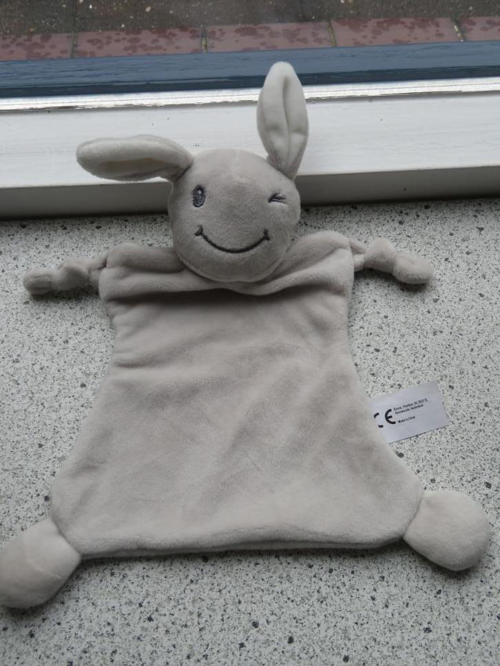 2 Knuffeldoek konijn licht grijs merk Evora Kruidvat knipoog, Kinderen en Baby's, Speelgoed | Knuffels en Pluche, Zo goed als nieuw