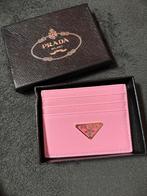 Roze Prada Kaarthouder - Nieuwstaat, Sieraden, Tassen en Uiterlijk, Portemonnees, Guess, Nieuw, Ophalen of Verzenden, Roze