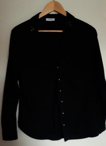 zwarte blouse beschikbaar voor biedingen