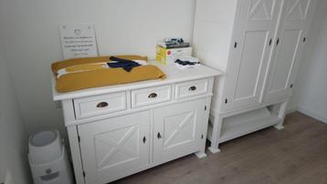 Landelijke houten commode beschikbaar voor biedingen