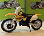 Suzuki RM 250 - Maisto 1/18, Hobby en Vrije tijd, Modelauto's | 1:18, Ophalen of Verzenden, Zo goed als nieuw, Motor, Maisto