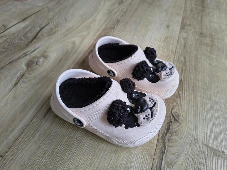 Prachtige witte gevoerde Crocs met hondjes, maat 24-25 (C8)., Kinderen en Baby's, Kinderkleding | Schoenen en Sokken, Zo goed als nieuw