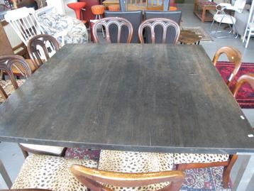 Vierkante houten eettafel met metalen poten beschikbaar voor biedingen