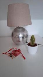 Lamp met beige lampenkap en zilveren bolvoet, Huis en Inrichting, Ophalen of Verzenden, Gebruikt, Minder dan 50 cm