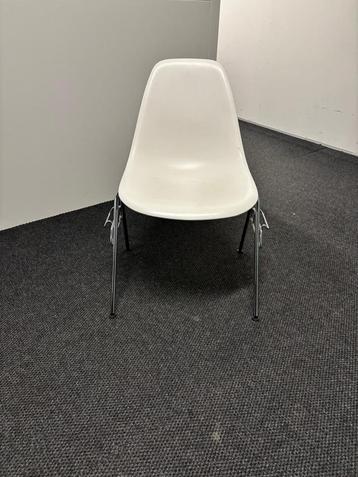 Vitra Eames stoelen wit chroom onderstel 4 stuks beschikbaar voor biedingen