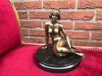 bronzen beeld, ontspannend zittend naakt, Antiek en Kunst, Ophalen of Verzenden