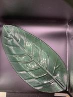Groene glazen schaal bladvorm, Schaal, Ophalen of Verzenden, Overige vormen, Glas