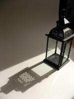 Mooi en decoratief windlicht met ophangring, Huis en Inrichting, Woonaccessoires | Kandelaars en Kaarsen, 25 tot 50 cm, Zwart