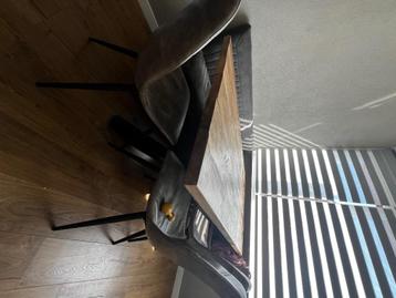 Eettafel met bank en stoelen beschikbaar voor biedingen