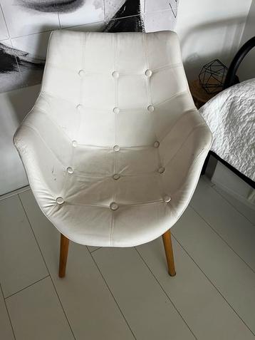 Witte Stoel met Houten Poten beschikbaar voor biedingen